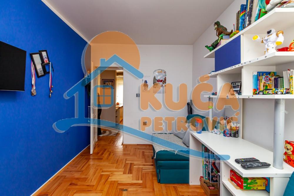 Slika 2 - Stan u zgradi, uknjižen, etažno grejanje, oglas ID p-015916