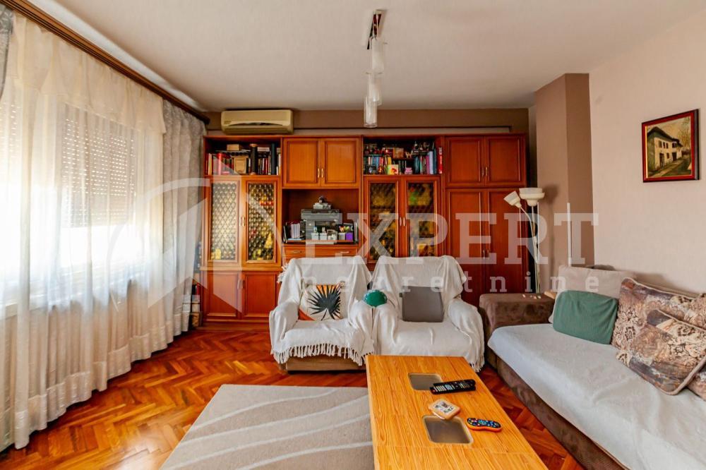 Glavna slika -Stan u zgradi, uknjižen, centralno grejanje, oglas ID p-015892