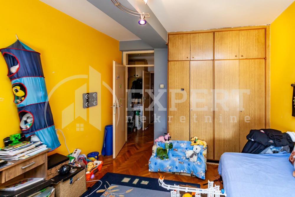 Slika 3 - Stan u zgradi, uknjižen, centralno grejanje, oglas ID p-015892