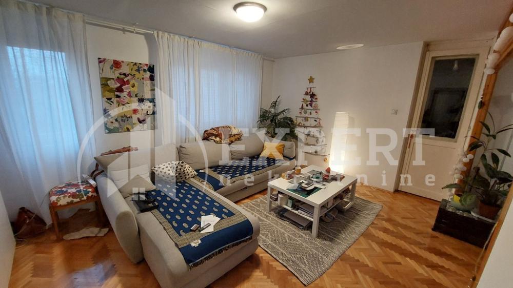 Glavna slika -Stan u zgradi, uknjižen, centralno grejanje, oglas ID p-015893