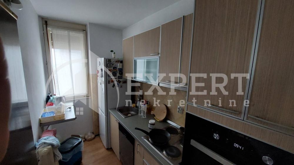 Slika 9 - Stan u zgradi, uknjižen, centralno grejanje, oglas ID p-015893