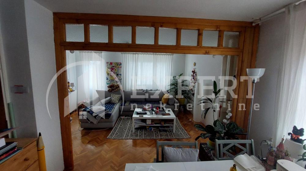 Slika 4 - Stan u zgradi, uknjižen, centralno grejanje, oglas ID p-015893