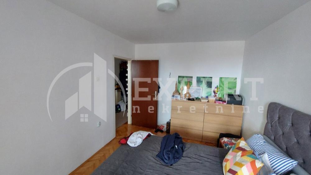 Slika 2 - Stan u zgradi, uknjižen, centralno grejanje, oglas ID p-015893