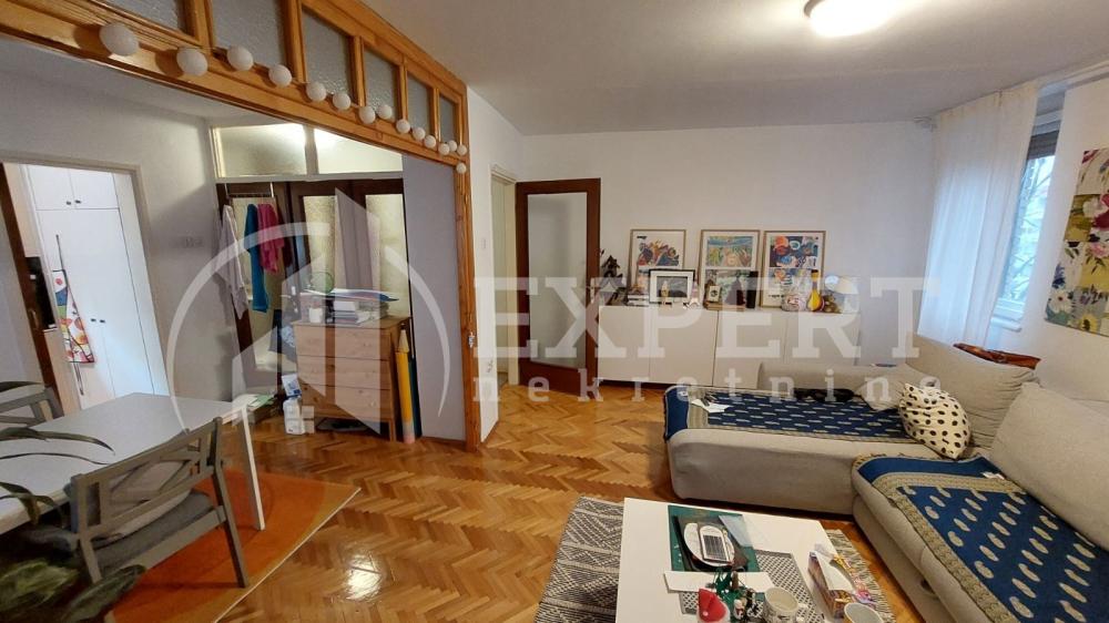 Slika 1 - Stan u zgradi, uknjižen, centralno grejanje, oglas ID p-015893