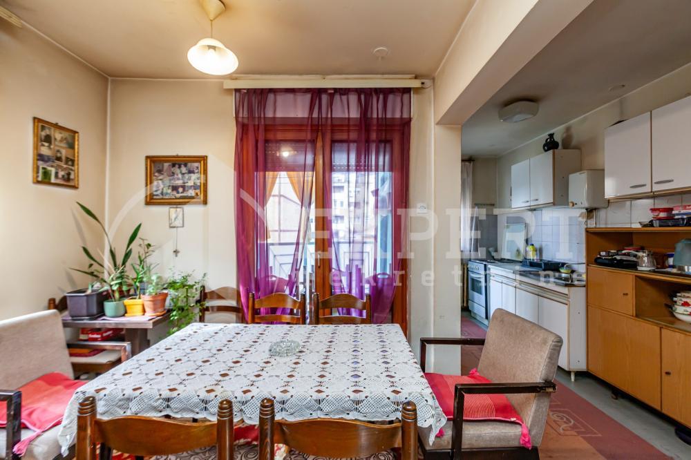 Glavna slika -Stan u zgradi, uknjižen, centralno grejanje, oglas ID p-015909