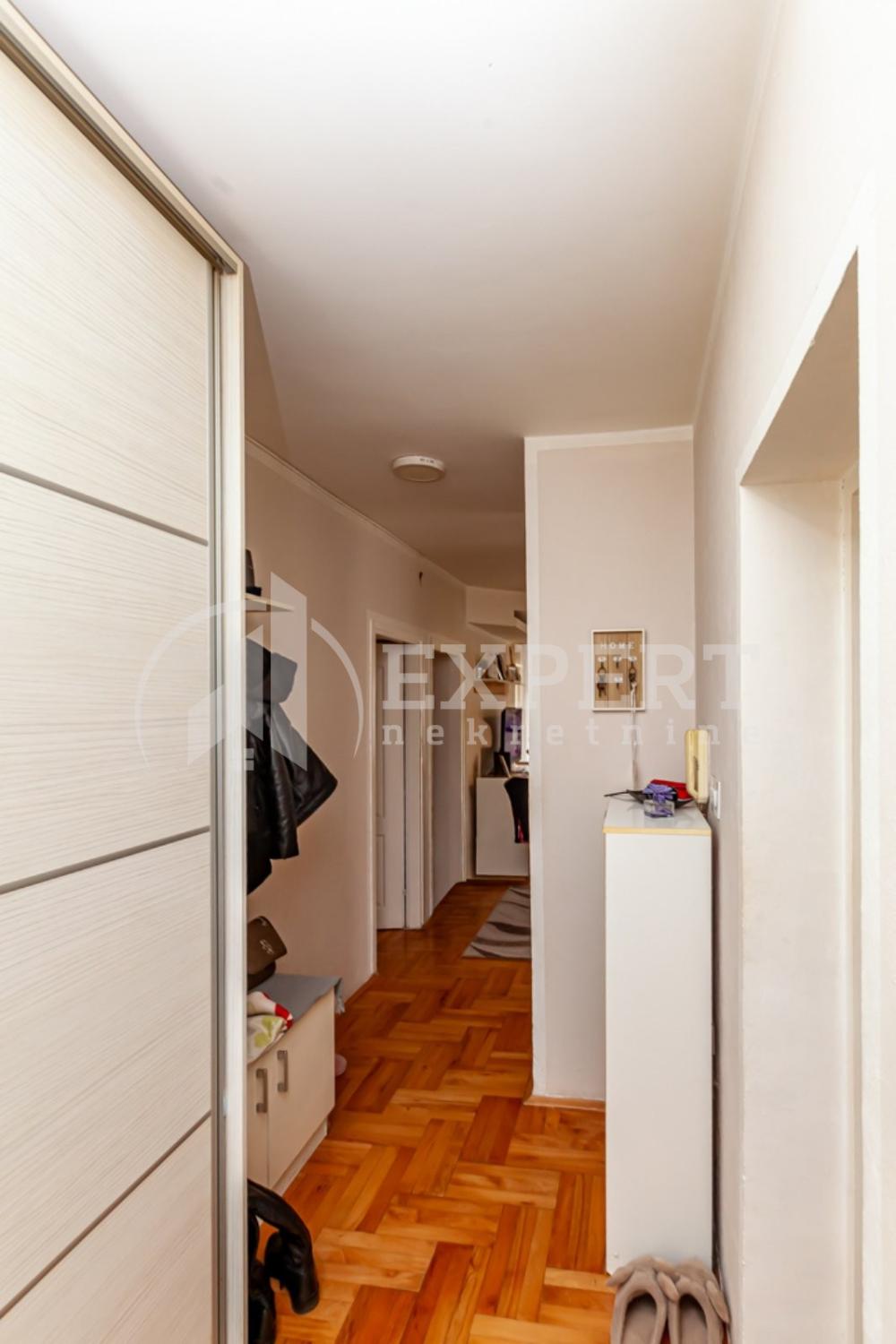 Slika 5 - Stan u zgradi, uknjižen, etažno grejanje, oglas ID p-015916