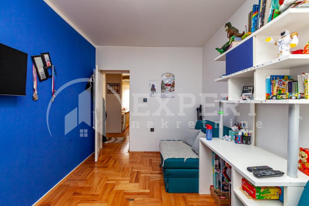 Slika 2 - Stan u zgradi, uknjižen, etažno grejanje, oglas ID p-015916