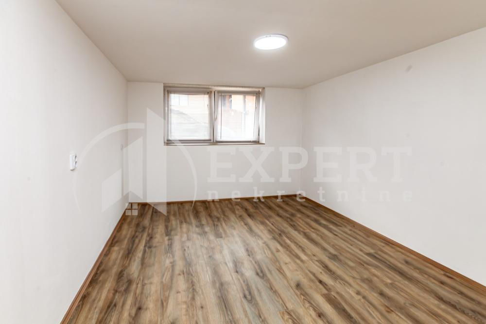 Glavna slika -Garsonjera, grejanje na struju, oglas ID p-015920