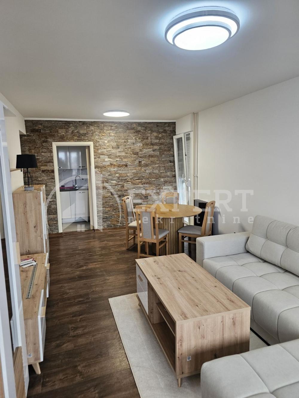 Glavna slika -Stan u zgradi, uknjižen, centralno grejanje, oglas ID p-015941