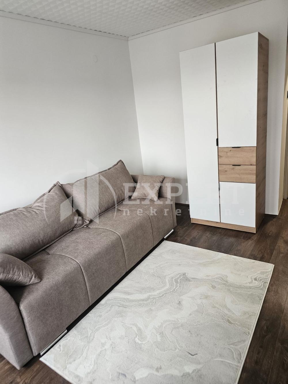 Slika 4 - Stan u zgradi, uknjižen, centralno grejanje, oglas ID p-015941