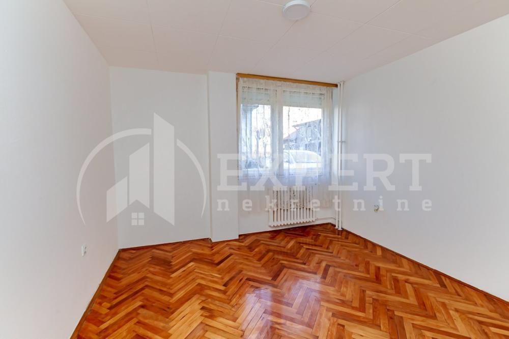 Glavna slika -Stan u zgradi, uknjižen, centralno grejanje, oglas ID p-015946