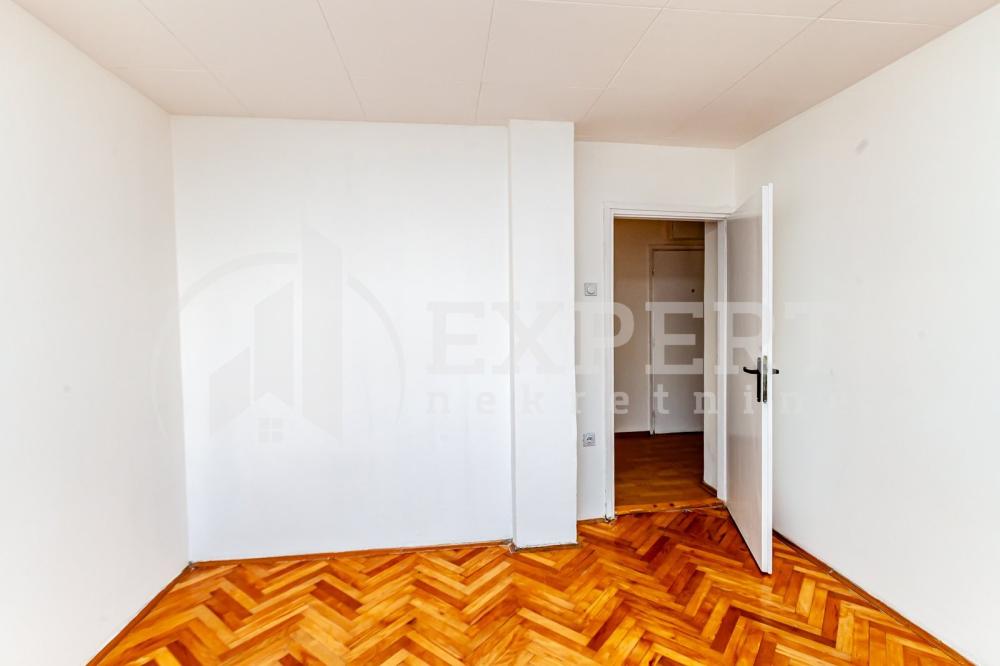 Slika 1 - Stan u zgradi, uknjižen, centralno grejanje, oglas ID p-015946