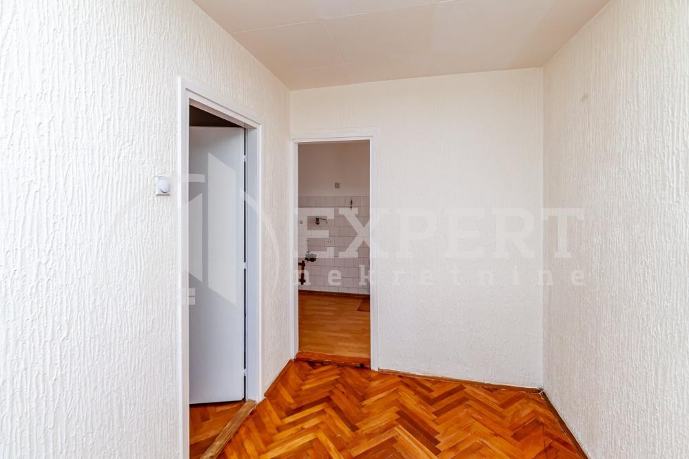 Slika 10 - Stan u zgradi, uknjižen, centralno grejanje, oglas ID p-015946