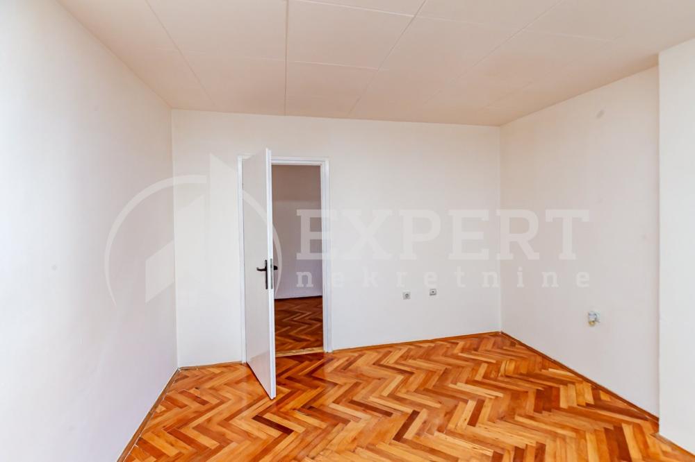 Slika 2 - Stan u zgradi, uknjižen, centralno grejanje, oglas ID p-015946