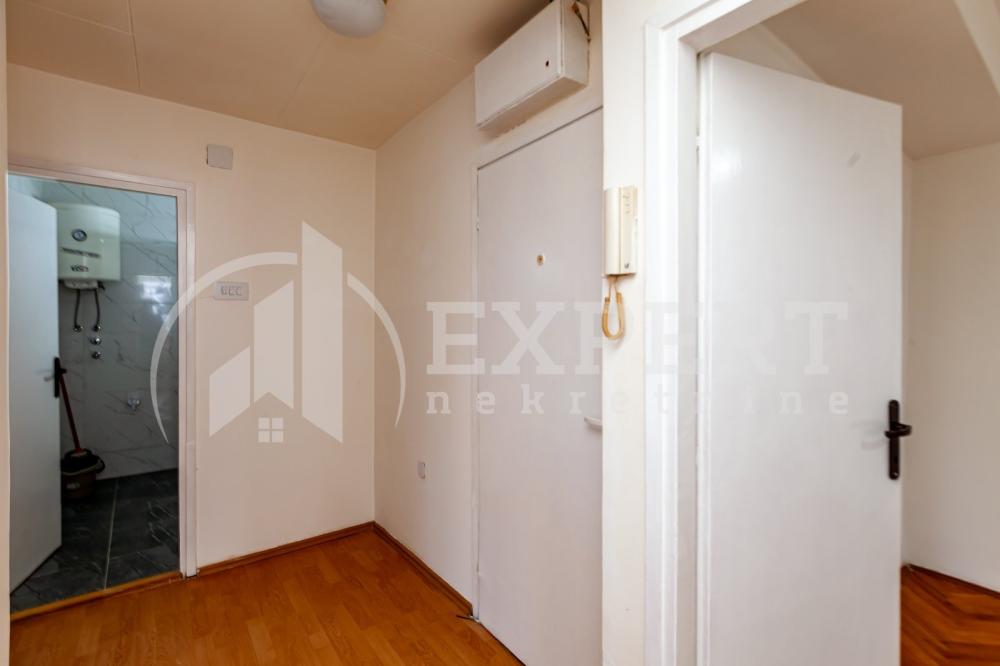 Slika 7 - Stan u zgradi, uknjižen, centralno grejanje, oglas ID p-015946