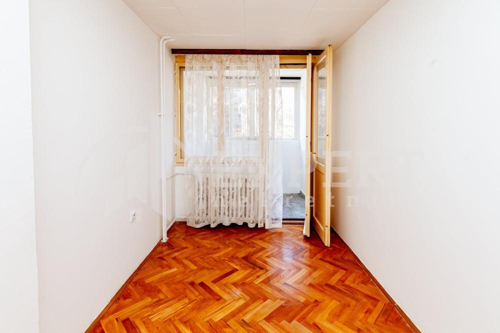 Slika 4 - Stan u zgradi, uknjižen, centralno grejanje, oglas ID p-015946