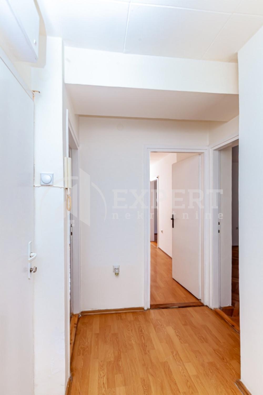 Slika 6 - Stan u zgradi, uknjižen, centralno grejanje, oglas ID p-015946