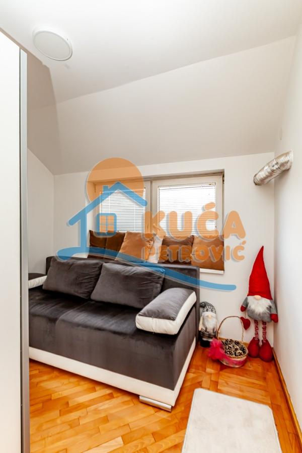 Slika 8 - Stan u zgradi, uknjižen, grejanje na struju, oglas ID p-015944