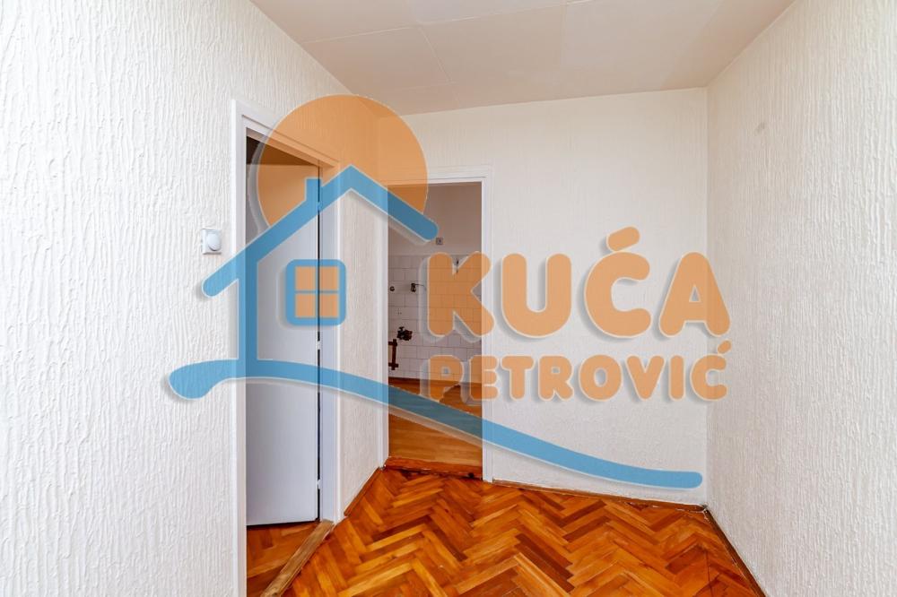 Slika 10 - Stan u zgradi, uknjižen, centralno grejanje, oglas ID p-015946