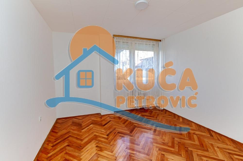 Glavna slika -Stan u zgradi, uknjižen, centralno grejanje, oglas ID p-015946