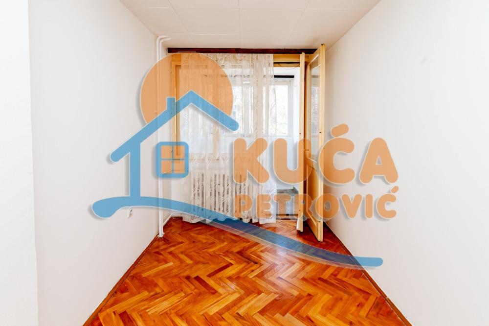 Slika 4 - Stan u zgradi, uknjižen, centralno grejanje, oglas ID p-015946