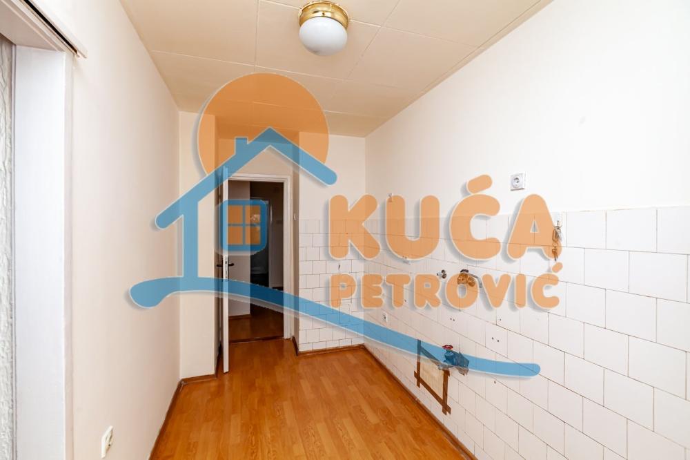 Slika 9 - Stan u zgradi, uknjižen, centralno grejanje, oglas ID p-015946