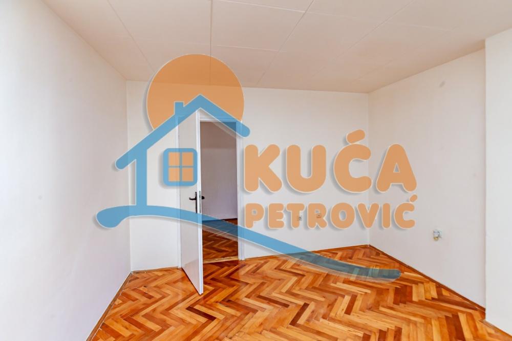 Slika 2 - Stan u zgradi, uknjižen, centralno grejanje, oglas ID p-015946