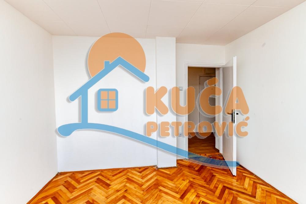 Slika 1 - Stan u zgradi, uknjižen, centralno grejanje, oglas ID p-015946