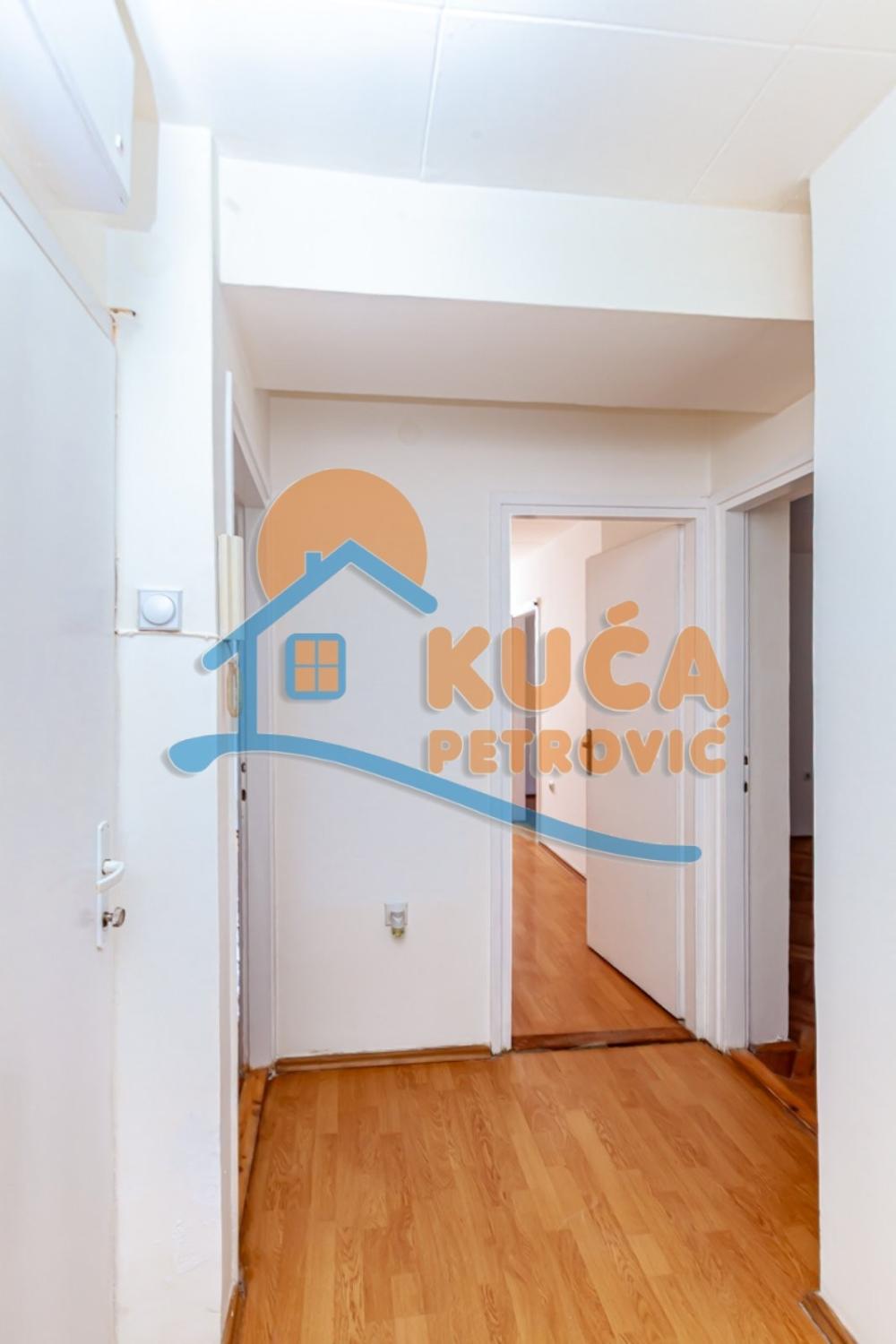 Slika 6 - Stan u zgradi, uknjižen, centralno grejanje, oglas ID p-015946