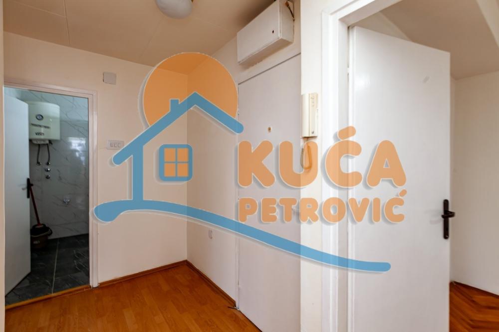 Slika 7 - Stan u zgradi, uknjižen, centralno grejanje, oglas ID p-015946