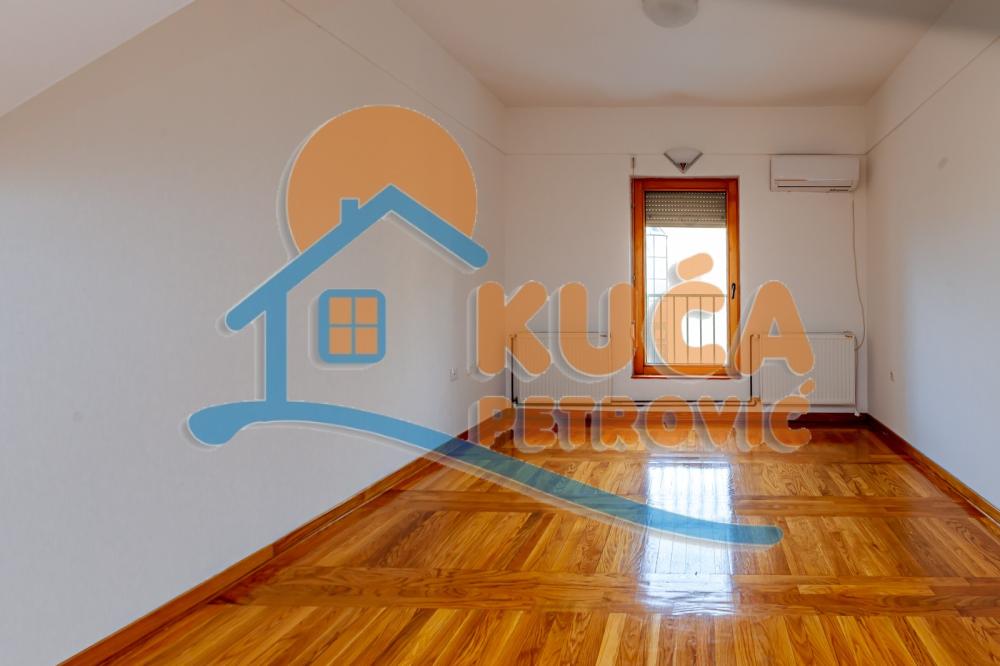 Slika 4 - Stan u zgradi, uknjižen, etažno grejanje, oglas ID p-015925