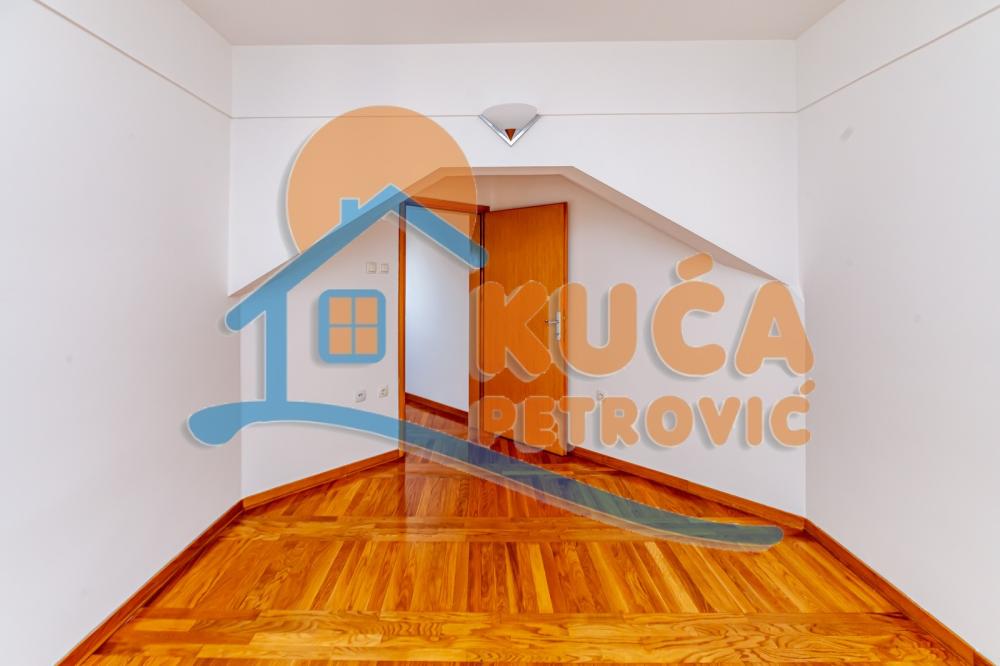 Slika 5 - Stan u zgradi, uknjižen, etažno grejanje, oglas ID p-015925