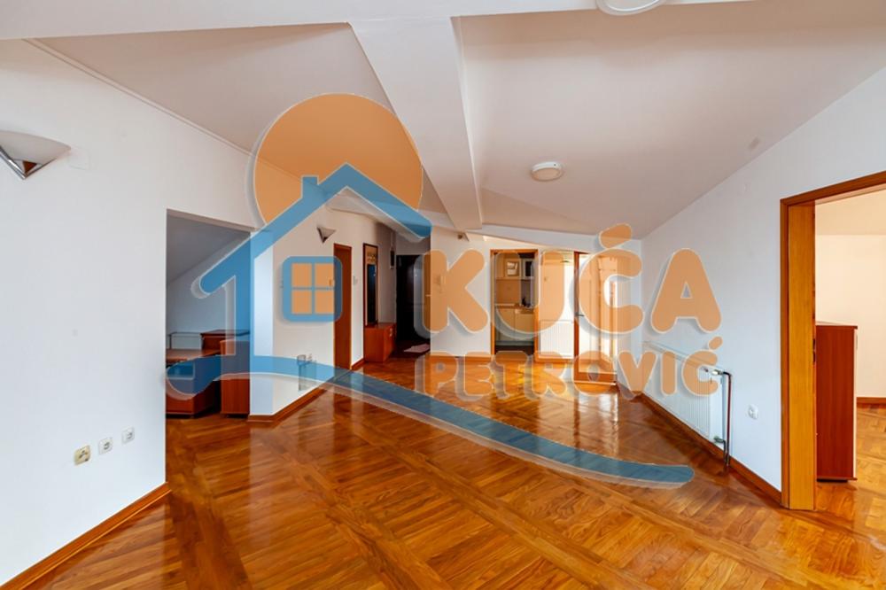 Slika 2 - Stan u zgradi, uknjižen, etažno grejanje, oglas ID p-015925