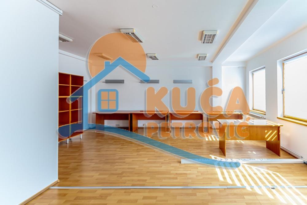 Glavna slika -Stan u zgradi, novogradnja, uknjižen, centralno grejanje, oglas ID p-015987