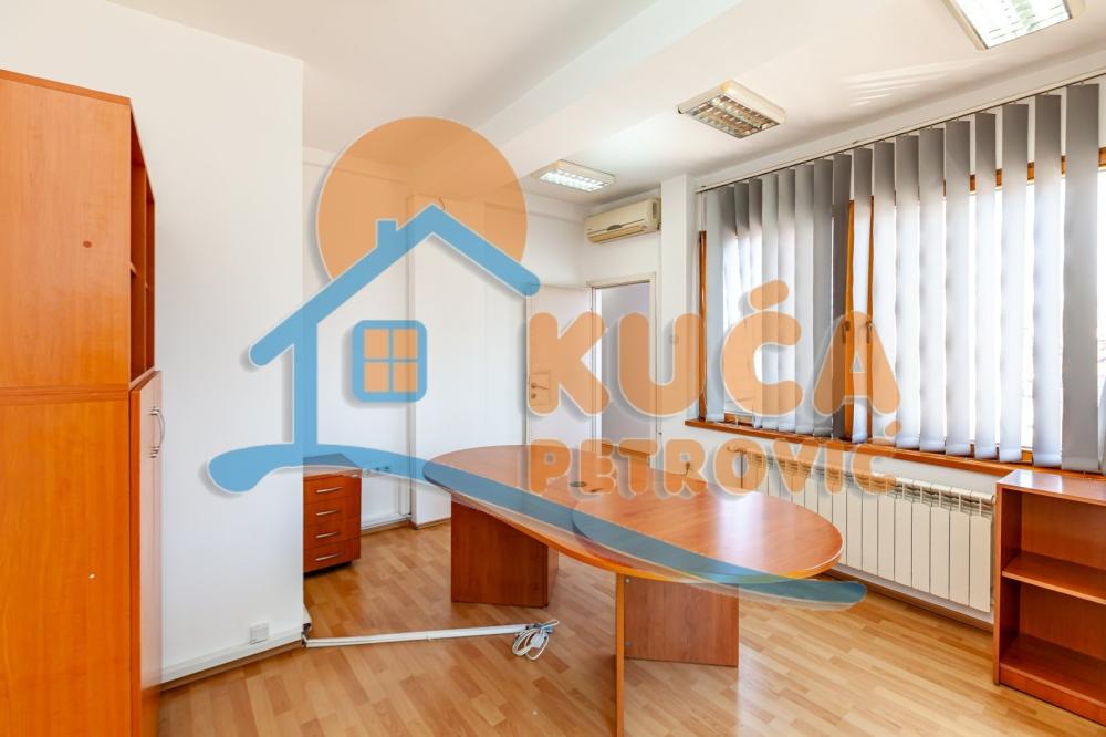 Slika 9 - Stan u zgradi, novogradnja, uknjižen, centralno grejanje, oglas ID p-015987