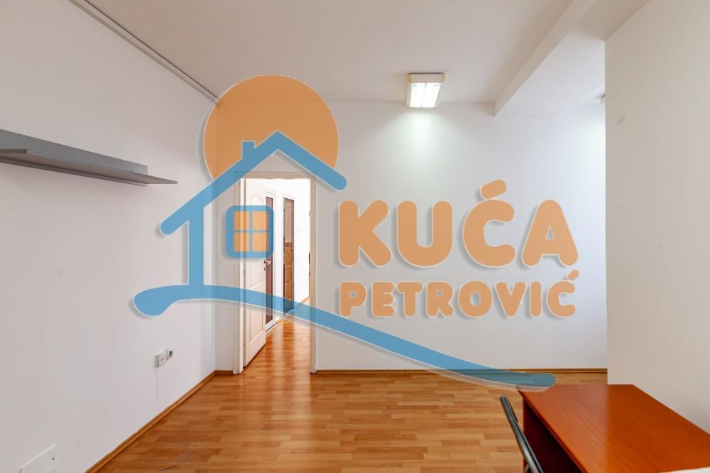 Slika 7 - Stan u zgradi, novogradnja, uknjižen, centralno grejanje, oglas ID p-015987