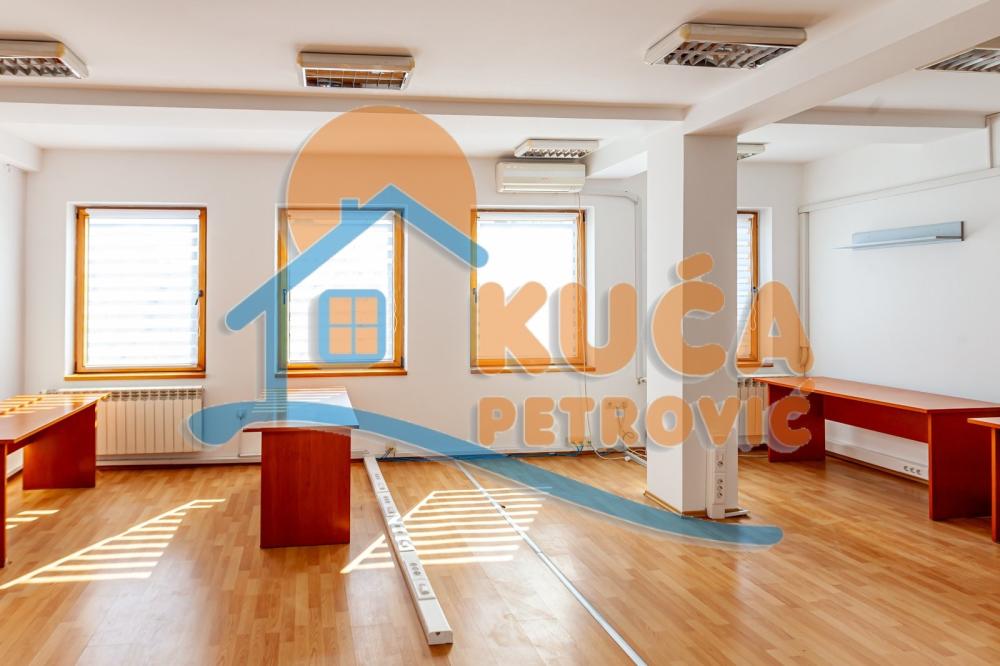Slika 3 - Stan u zgradi, novogradnja, uknjižen, centralno grejanje, oglas ID p-015987