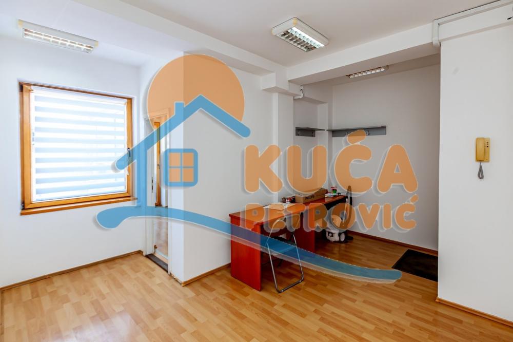 Slika 10 - Stan u zgradi, novogradnja, uknjižen, centralno grejanje, oglas ID p-015987