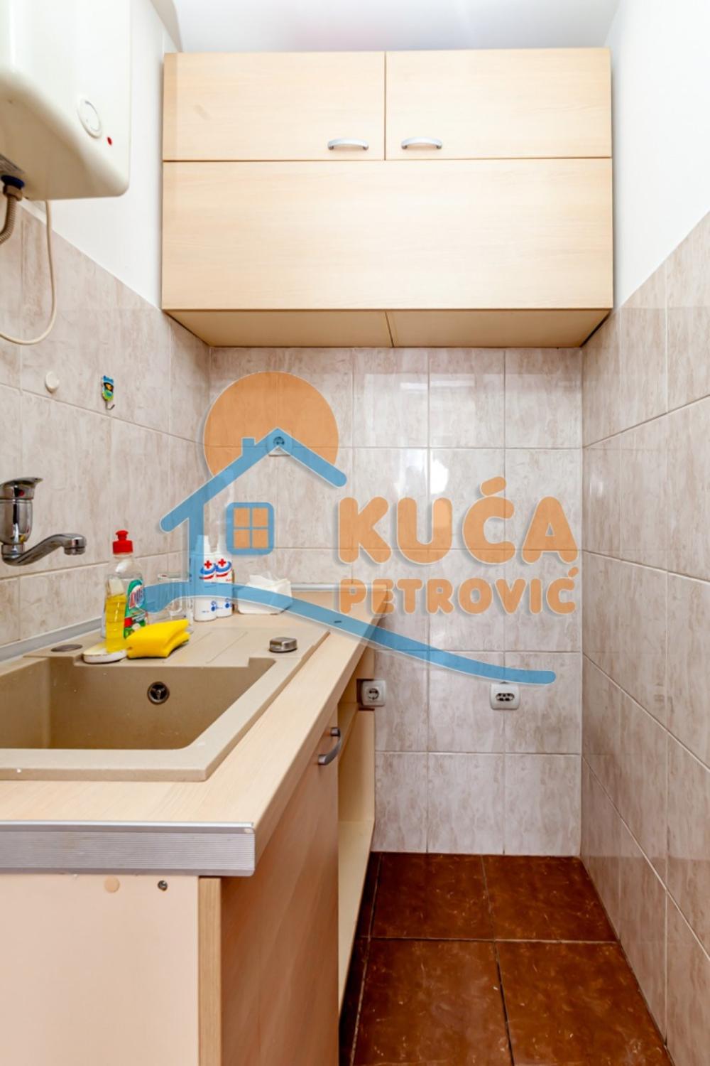 Slika 4 - Stan u zgradi, novogradnja, uknjižen, centralno grejanje, oglas ID p-015987