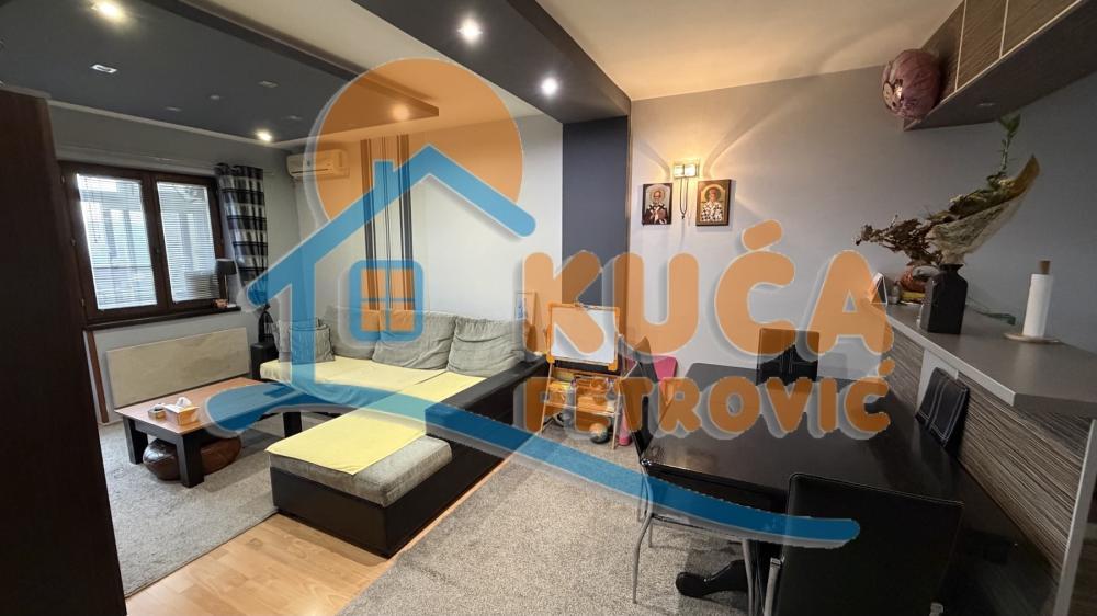 Glavna slika -Stan u zgradi, uknjižen, grejanje na struju, oglas ID p-016005