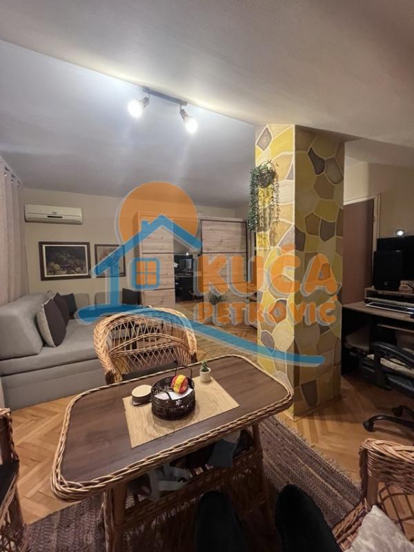 Glavna slika -Stan u zgradi, grejanje na struju, oglas ID p-016013