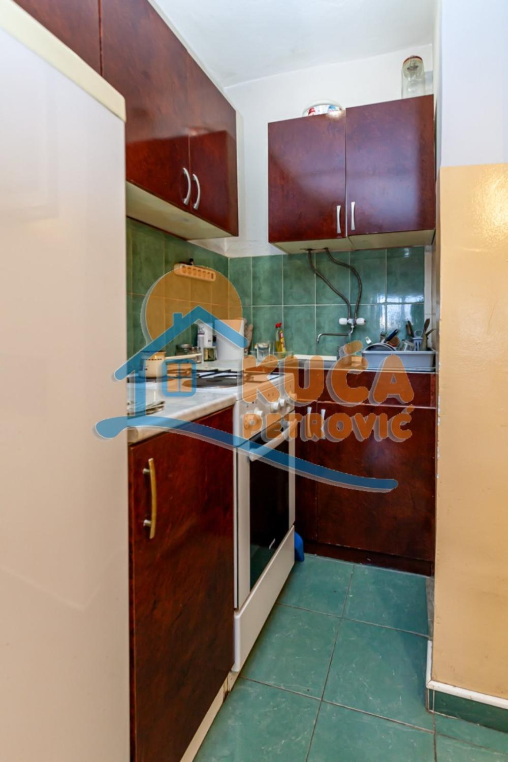 Glavna slika -Stan u zgradi, uknjižen, centralno grejanje, oglas ID p-016008