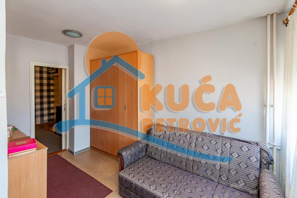 Slika 4 - Stan u zgradi, uknjižen, centralno grejanje, oglas ID p-016008