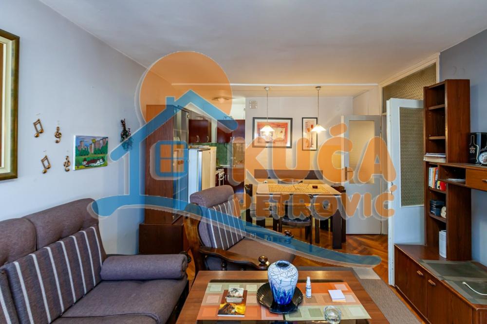 Slika 1 - Stan u zgradi, uknjižen, centralno grejanje, oglas ID p-016008