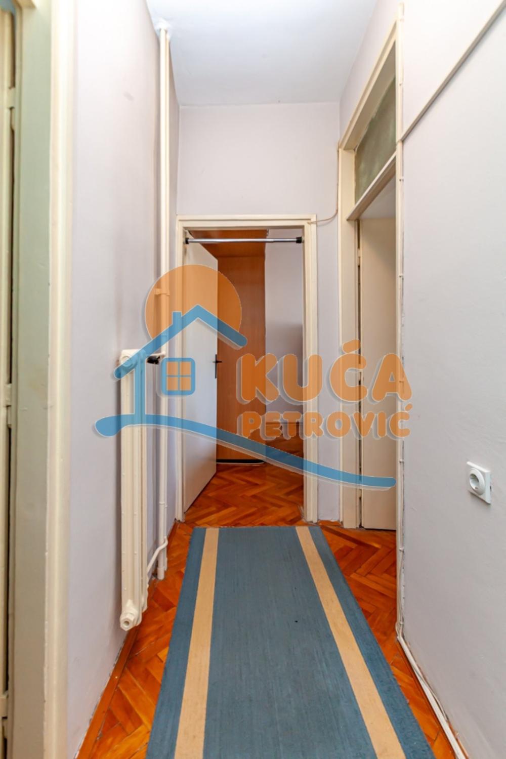 Slika 8 - Stan u zgradi, uknjižen, centralno grejanje, oglas ID p-016008