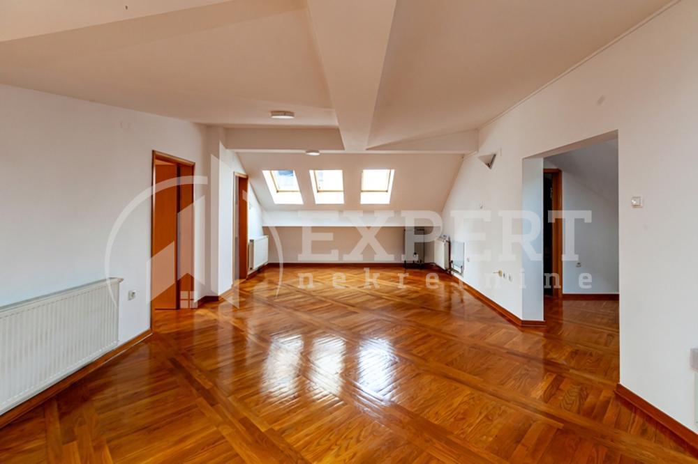 Glavna slika -Stan u zgradi, uknjižen, etažno grejanje, oglas ID p-015925