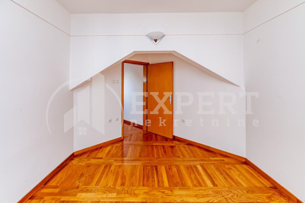 Slika 5 - Stan u zgradi, uknjižen, etažno grejanje, oglas ID p-015925