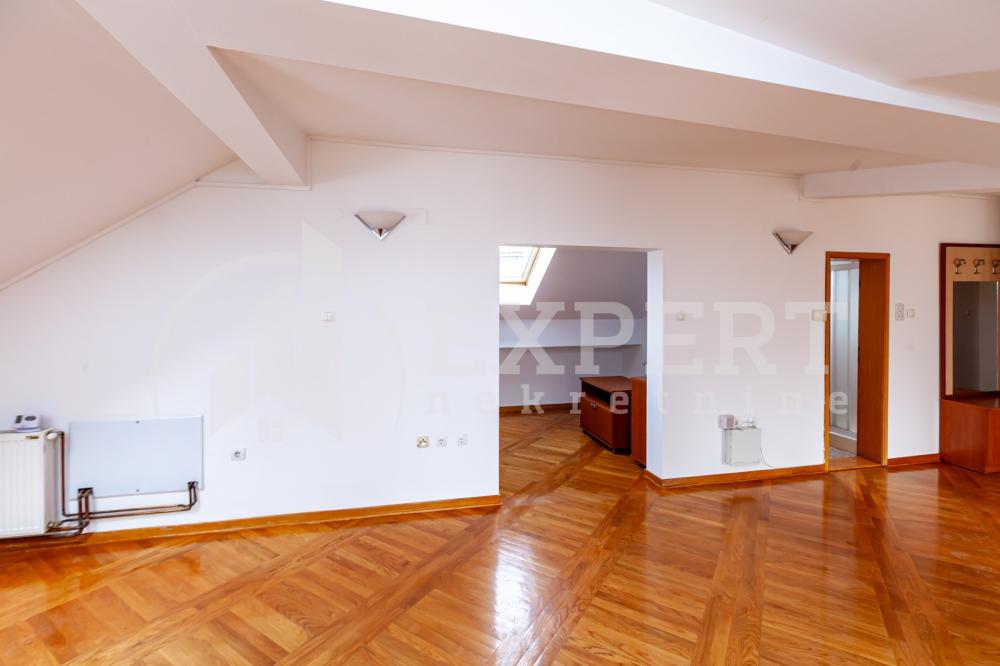 Slika 1 - Stan u zgradi, uknjižen, etažno grejanje, oglas ID p-015925