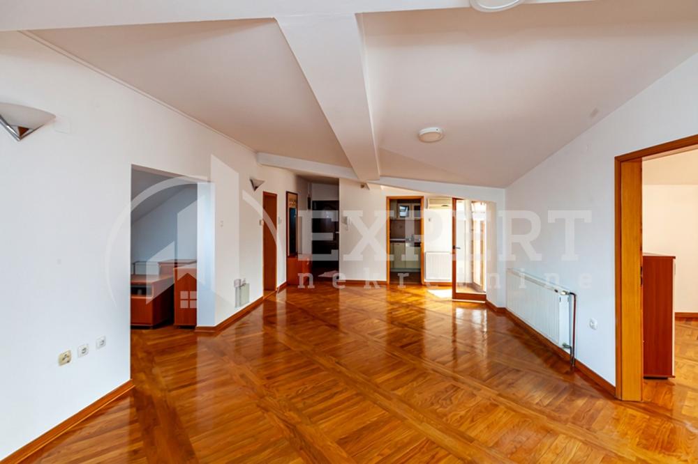 Slika 2 - Stan u zgradi, uknjižen, etažno grejanje, oglas ID p-015925