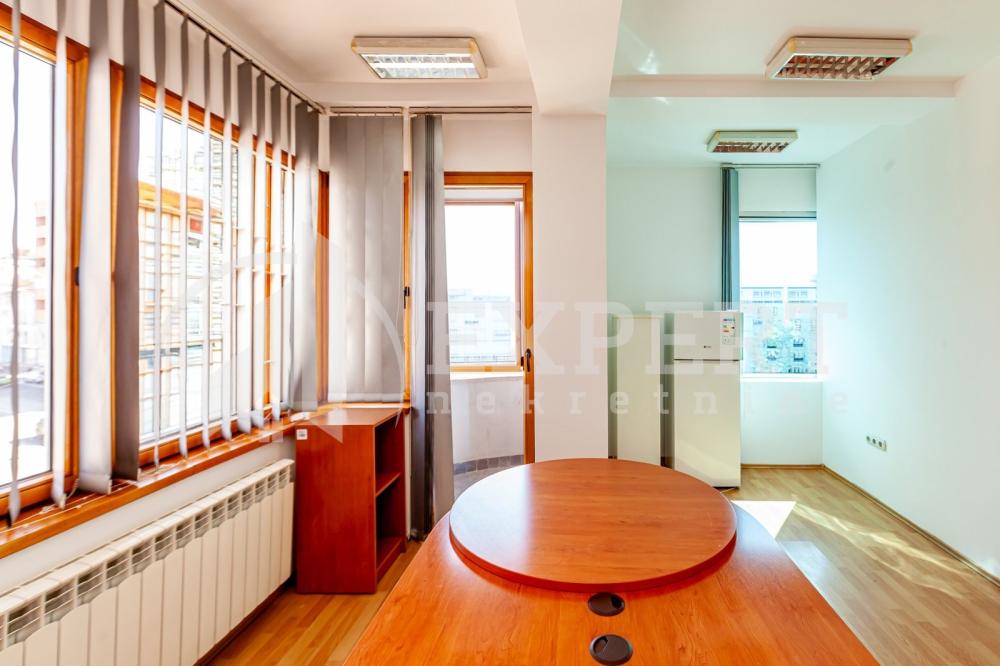 Slika 8 - Stan u zgradi, novogradnja, uknjižen, centralno grejanje, oglas ID p-015987